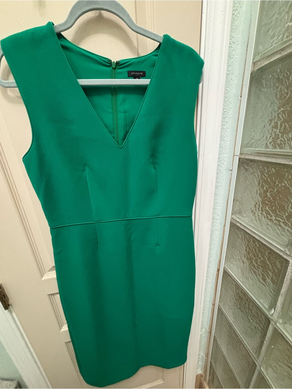 Ann Taylor Green V-Neck Sheath Dress Size 8